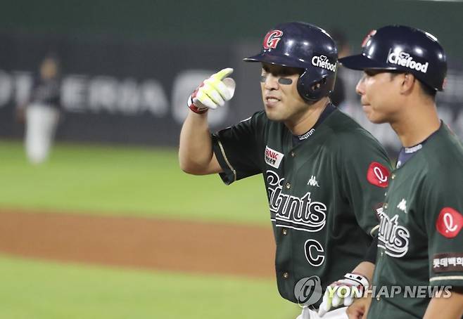 전준우, 역전 2타점 적시타 세리머니 (부산=연합뉴스) 강덕철 기자 = 17일 부산 사직야구장에서 열린 프로야구 두산 베어스와 롯데 자이언츠의 경기. 6회 말 1사 2, 3루에서 롯데 전준우가 2타점 적시타를 치고 1루에서 세리머니를 하고 있다. 2022.8.17 kangdcc@yna.co.kr