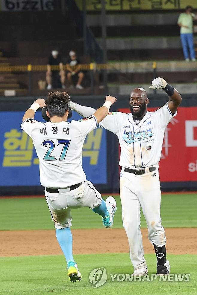 kt 이틀 연속 끝내기 승리 (수원=연합뉴스) 신현우 기자 = 17일 경기도 수원케이티위즈파크에서 열린 2022 프로야구 KBO리그 키움 히어로즈와 kt wiz의 경기에서 kt 알포드의 1타점 2루타 끝내기로 kt가 승리한 뒤 알포드가 배정대와 기뻐하고 있다. 2022.8.17 nowwego@yna.co.kr