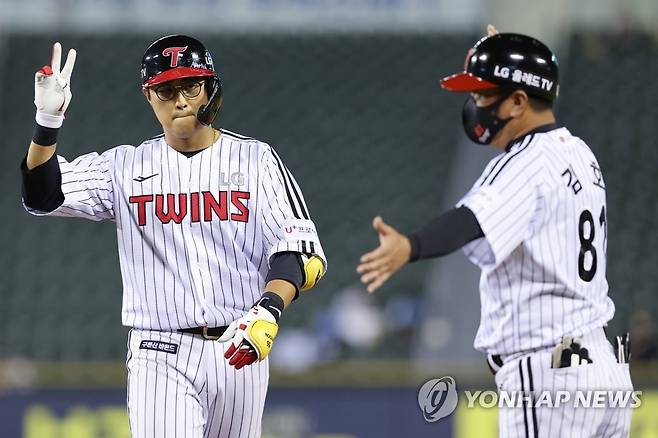 채은성 '2점 추가요!' (서울=연합뉴스) 서대연 기자 = 16일 서울 송파구 잠실야구장에서 열린 2022 프로야구 KBO리그 삼성 라이온즈와 LG 트윈스의 경기. 5회말 무사 2,3루 LG 채은성이 2타점 안타를 치고 세리머니를 하고 있다. 2022.8.16 dwise@yna.co.kr