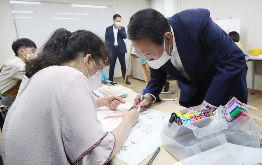 윤석열 대통령이 18일 오후 서울 강남구 역삼동 충현복지관을 방문, 발달장애인 교육생들의 회화 수업을 참관해 그림을 그리고 있다. (사진=연합뉴스)