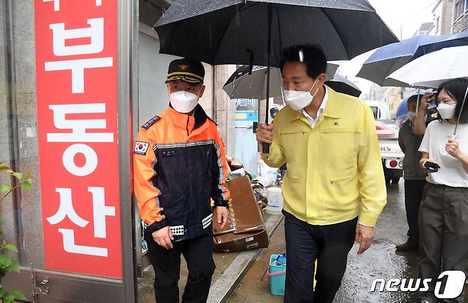 오세훈 서울시장이 지난 9일 간밤 폭우로 피해를 입은 서울 관악구 신림동 다세대 주택을 둘러보고 있다. (서울시 제공) /뉴스1
