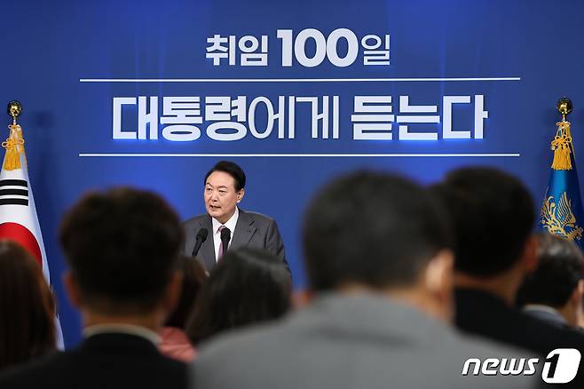 윤석열 대통령이 17일 용산 대통령실 청사에서 취임 100일 기자회견을 하고 있다. (대통령실 제공) 2022.8.17/뉴스1