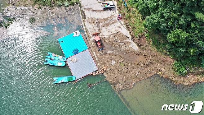 소양호 일원 환경개선 작업.(인제군 제공) 2022.8.18/뉴스1