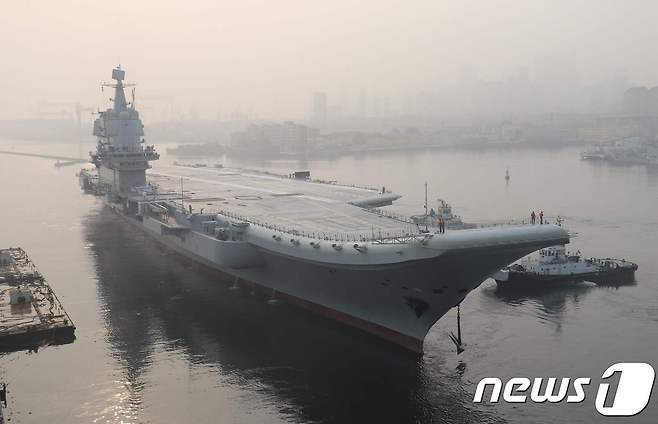 중국의 첫 국산 항공모함 ‘001A’함이 랴오닝 성 다롄의 조선소 부두를 떠나 시험운항을 하고 있다.(사진은 기사 내용과 무관함) / 뉴스1 ⓒ News1ⓒ AFP=뉴스1 ⓒ News1 우동명 기자