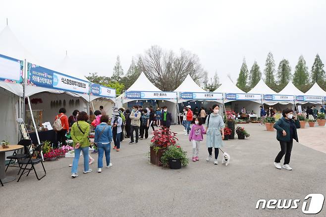 2022고양국제꽃박람회 화훼산업대전의 야외 판매장 모습. (고양국제꽃박람회 사무국 제공)