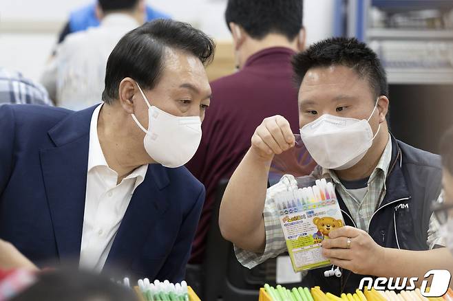 윤석열 대통령이 18일 오후 서울 강남구 충현복지관 보호작업장에서 발달장애인 훈련생 및 근로인들과 색연필 포장 작업을 체험하고 있다. (대통령실 제공) 2022.8.18/뉴스1 ⓒ News1 오대일 기자