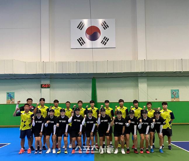 서규재(앞줄 맨 왼쪽)·유영동(뒷줄 맨 왼쪽) 감독이 이끄는 한국 소프트테니스(정구) 남녀 국가대표팀이 3년 만의 국제대회 출정에 앞서 충북 진천선수촌에서 선전을 다짐하고 있다. 대한소프트테니스협회