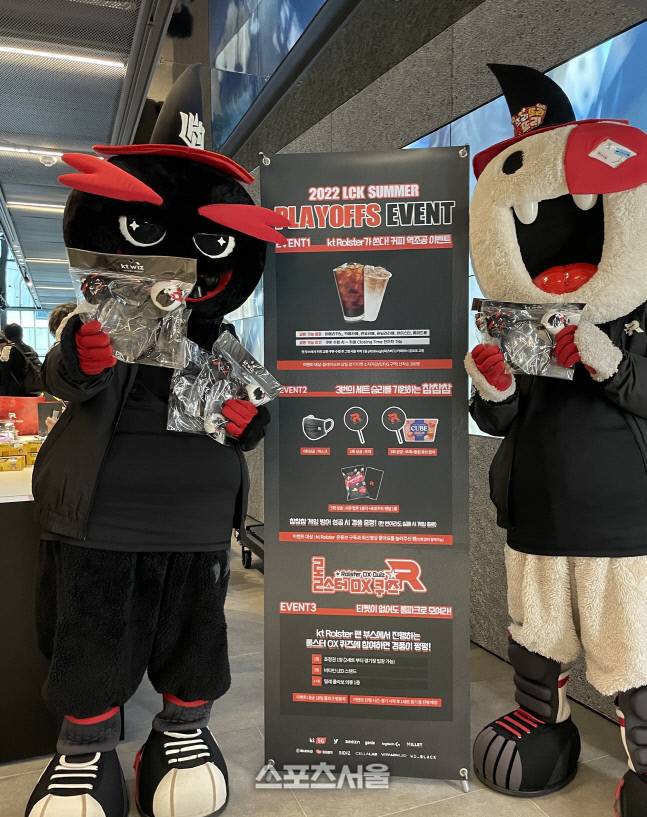 KT 위즈 야구단의 마스코트 빅과 또리가 롤 파크에서 팬들을 맞이하고 있다. &nbsp;종로=김민규 기자 kmg@sportsseoul.com