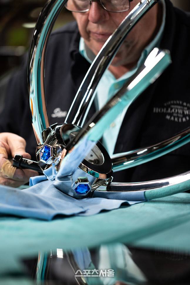 티파니앤코의 장인들이 ‘소환사의 컵’을 재단장하고 있다. &nbsp;제공 | 라이엇 게임즈