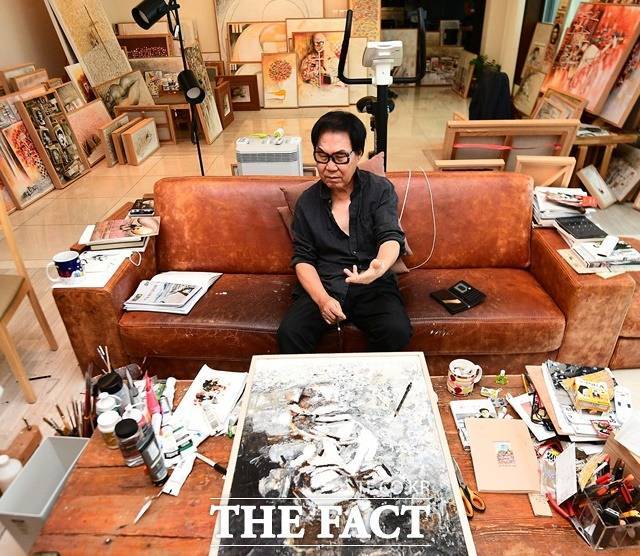 조영남은 뭔가 한 가지에 몰두하면 깊이 빠져드는 예능인 스타일이다. 최근엔 육상과 쇼트트랙 관련 영상을 찾다 무궁무진한 유튜브 공간에 흠뻑 빠졌다고 한다. 사진은 조영남 자택에서 인터뷰 당시. /이동률 기자