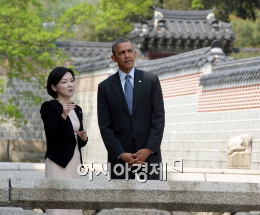 한국을 방문한 버락 오바마 미국 대통령(오른쪽)이 경복궁을 방문해 박상미 교수의 설명을 듣고 있다.