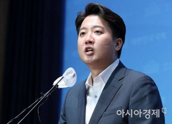 이준석 국민의힘 대표가 13일 서울 영등포구 국회 소통관에서기자회견을 열고 당 비상대책위원회 체제 전환에 대한 가처분 신청 등과 관련해 직접 입장을 말하고 있다./김현민 기자 kimhyun81@