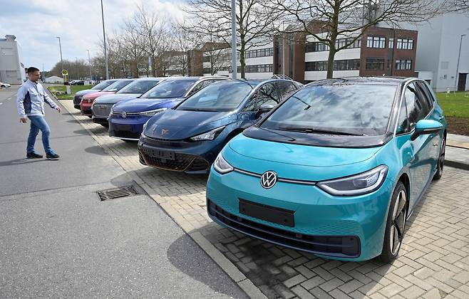 폭스바겐 그룹의 전기 자동차 모델들이 츠비카우에 있는 현지 생산 공장에 주차되어 있다./로이터 연합뉴스