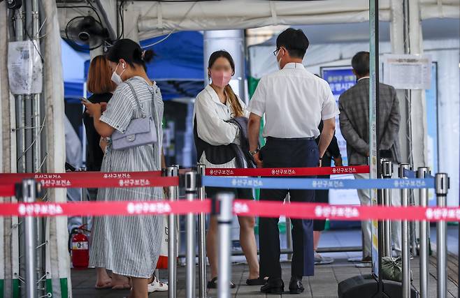 18일 오전 서울 용산구보건소를 찾은 시민들이 검사를 받기 위해 줄 서 있다./뉴시스