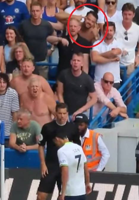 중계화면에 포착된 한 팬의 모습. 손흥민 선수를 향해 눈을 찢어보이는 행동을 취하고 있다./트위터