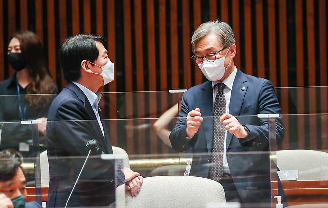 지난 6월 23일 국회에서 열린 정책의원총회에서 대화하는 최재형 국민의힘 혁신위원장(오른쪽)과 안철수 의원./국회사진기자단
