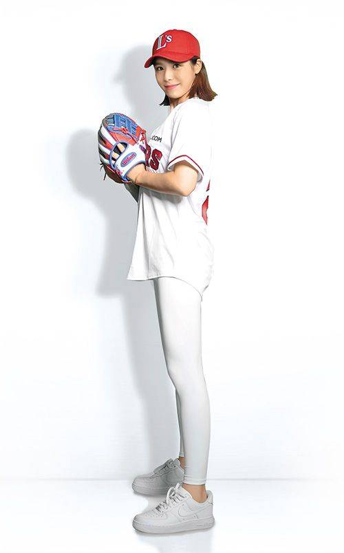 신세계그룹이 내놓은 가상인간 '와이티'가 시구하는 모습.