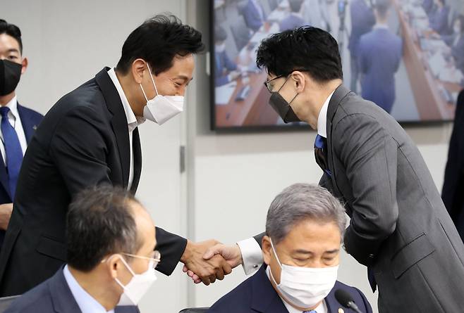 오세훈(왼쪽) 서울시장과 한돋훈 법무장관이 지난 6월 7일 오전 서울 용산 대통령실 청사 영상회의실에서 열린 국무회의에 참석해 악수하고 있다. /뉴시스