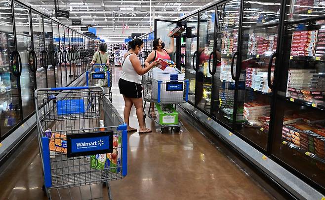 미국 캘리포니아주 로즈미드의 한 유통 매장에서 고객들이 냉동식품을 고르고 있다. /AFP=연합뉴스