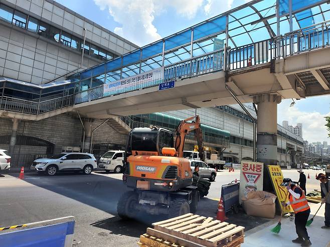 지난 17일 오후 2시쯤 상계역 육교. 수도권 지하철 4호선 상계역과 인근 상가 2층을 연결하는 상계역 육교는 1991년 설치되어 이달 25일 설치 31년 만에 철거될 예정이다. /김태호 기자