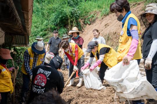 지난 14일 새벽 기습 폭우로 엄청난 피해가 발생한 청양군 남양면, 청남면, 장평면 지역 복구 현장에 자원봉사자의 발길이 이어지고 있다.사진=청양군 제공