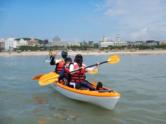 충청남도교육청해양수련원 2022년 하계 가족사랑캠프에 참가한 교육가족이 다양한 해양 체험활동을 즐겼다. 사진=충남해양수련원 제공