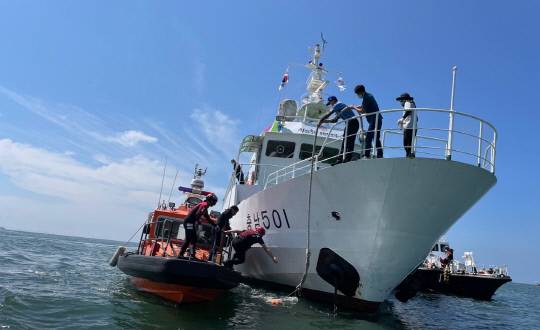 18일 보령시 원산도 인근 해역에서 도 병원선과 보령시, 중부지방해양경찰청, 보령해양경찰서 등 유관기관이 참석해 해상 인명구조 훈련을 진행했다. 사진=충남도 제공