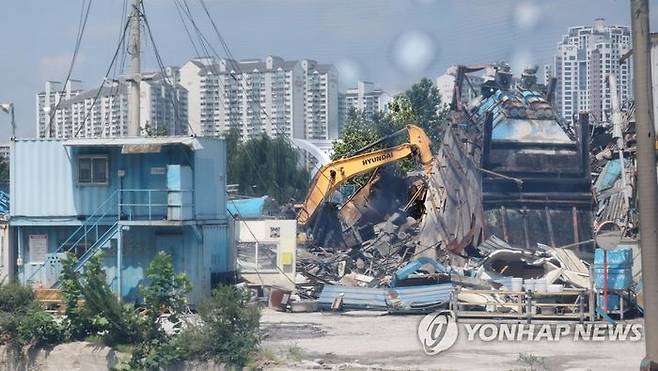 지난 16일 오후 서울 성동구 삼표레미콘 성수 공장에서 막바지 철거작업이 진행되고 있다. ⓒ연합뉴스