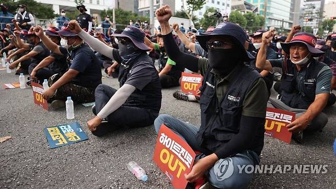 8일 전국민주노동조합총연맹 공공운수사회서비스 노동조합 조합원들이 서울 강남구 하이트진로 본사 앞에서 화물연대 고공농성투쟁 승리 결의대회를 열고 구호를 외치고 있다. ⓒ연합뉴스