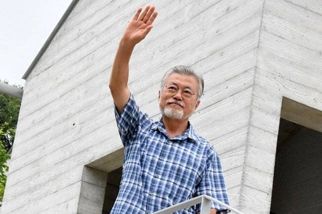 문재인 전 대통령이 지난달 23일 오후 경남 양산시 평산마을 사저 앞에서 보수단체 욕설 집회에 맞서 평화적 침묵시위를 이어가는 지지자들을 향해 손을 흔들고 있다.  뉴시스/전 청와대 행정관 SNS 캡처