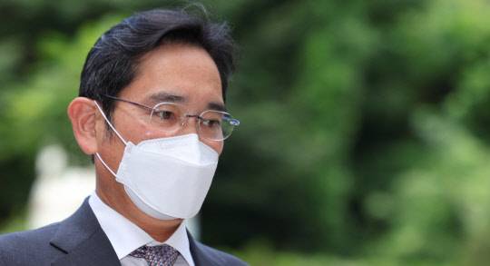 이재용 삼성전자 부회장이 18일 오전 서울 서초구 서울중앙지방법원에서 열린 제일모직-삼성물산 부당합병 및 삼성바이오로직스 분식회계 1심 속행공판에 출석하고 있다. <연합뉴스>