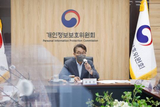 윤종인 개인정보보호위원회 위원장이 18일 정부서울청사에서 출입기자단 간담회를 갖고 주요 정책 추진방향을 설명하고 있다.  개인정보보호위원회 제공