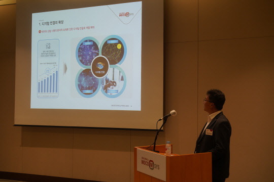 고재현 모코엠시스 대표가 18일 오전 63컨벤션센터에서 진행한 기자간담회에서 사업비전을 설명하고 있다. 모코엠시스 제공.
