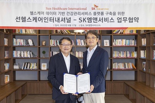SK엠앤서비스 박정민대표이사(오른쪽)와 선헬스케어인터내셔널 선승훈대표이사가 업무협약 후 기념 촬영하고 있다.