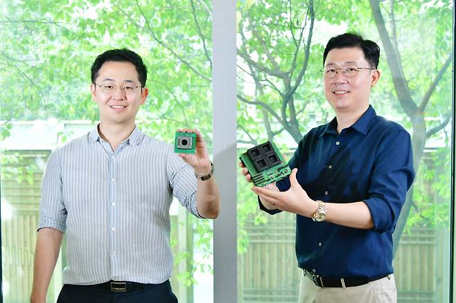 김재욱 KSIT 박사(사진 왼쪽)와 박종길 박사가 이번에 개발한 스파이킹 신경망 반도체 성과물을 들어보이는 모습.