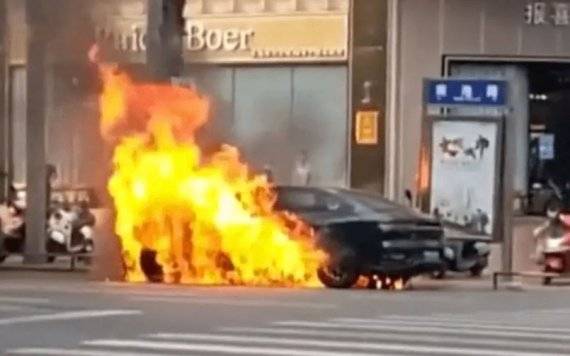 지난 16일 쓰촨성 랑중시 치리신취 도로에 주차된 BYD 차량에서 불이 나고 있다. 사진 = 중국 인터넷 캡처.