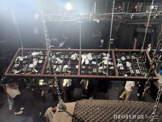 18일 오후 서울 마포구 홍대입구에 위치한 한 클럽 LED전광판 뒷면이 휴지로 더럽혀져 있다. 사진=김동규 기자