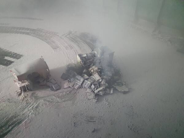 지난 5월 서울의 한 재활용 선별장에서 리튬 2차전지 관련 화재가 일어난 모습. 한국전지재활용협회 제공