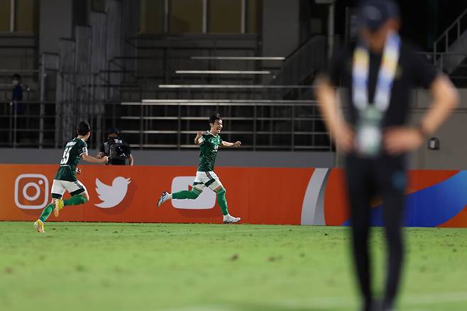 전북의 미드필더 김진규가 18일 저녁 일본 사이타마현 우라와 코마바 스타디움에서 열린 아시아축구연맹(AFC) 챔피언스리그 16강전에서 연장 후반 추가시간 결승골을 넣은 뒤 열광하고 있다. 한국프로축구연맹 제공