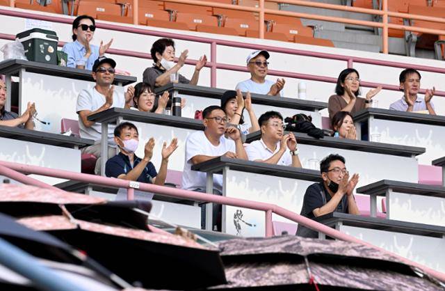 18일 서울 양천구 목동야구장에서 열린 제50회 봉황대기 전국고교야구대회 1차전 경주고와 설악고의 경기에서 설악고 응원단이 관중석에서 응원을 하고 있다. 왕태석 선임기자