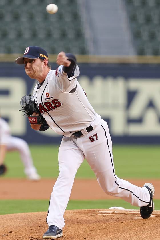 18일 서울 송파구 잠실야구장에서 열린 2022 프로야구 KBO리그 키움 히어로즈와 두산 베어스의 경기. 1회초 두산 선발투수 브랜든 와델이 역투하고 있다. 사진=연합뉴스