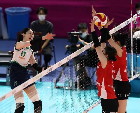 현대건설 고예림(왼쪽)이 18일 열린 2022 순천·도드람컵 프로배구대회 여자부 B조 페퍼저축은행과 경기 도중 스파이크를 시도하고 있다. [사진=발리볼코리아닷컴]