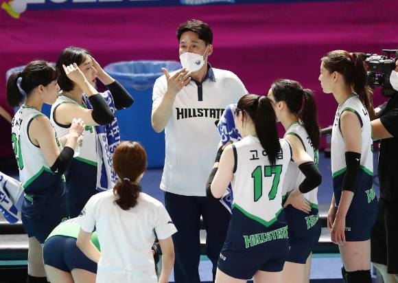 강성형 현대건설 감독이 18일 열린 2022 순천·도드람컵 프로배구대회 여자부 B조 페퍼저축은행과 경기 도중 타임아웃 때 선수들에게 작전 지시를 하고 있다. [사진=발리볼코리아닷컴]