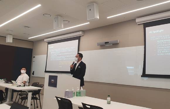 이기혁 AWS코리아 스타트업 에코시스템 총괄은 18일 '스타트업을 위한 AWS 혁신 문화'를 주제로 열린 미디어 브리핑에서 발표하고 있다. [사진=박진영 기자]