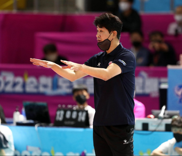 김종민 한국도로공사 감독이 18일 열린 KGC인삼공사와 2022 순천·도드람컵 프로배구대회 여자부 B조 조별리그 최종전 도중 코트를 향해 사인을 보내고 있다. [사진=발리볼코리아닷컴]