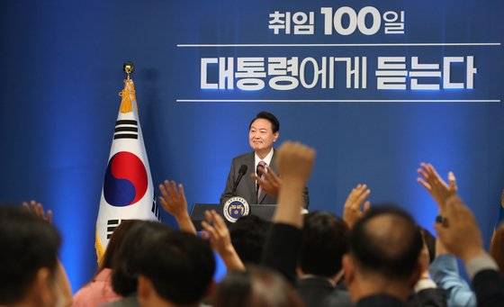 윤석열 대통령이 17일 용산 대통령실 청사에서 취임 100일을 맞아 연 첫 공식 기자회견에서 모두발언을 마친 뒤 기자들의 질문을 받고 있다. 2022.8.17. 대통령실사진기자단