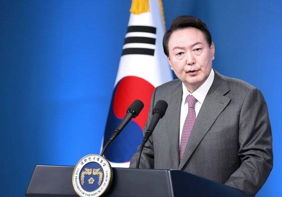 윤석열 대통령이 17일 서울 용산 대통령실 브리핑룸에서 열린 취임 100일 기자회견에서 취재진 질문에 답변하고 있다. 뉴시스