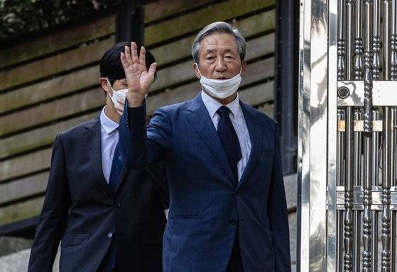 정몽준 아산나눔재단 명예이사장이 16일 오후 고(故) 정주영 현대그룹 명예회장의 부인인 고 변중석 여사의 15주기 제사를 지내기 위해 서울 종로구 청운동 정 전 명예회장 자택으로 들어가다 취재진에게 손을 들어 인사하고 있다. 연합뉴스