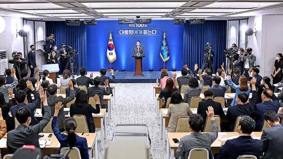 지난 17일 서울 용산 대통령실 청사에서 열린 윤석열 대통령 취임 100일 기자회견 '대통령에게 듣는다'에서 취재진이 질문하기 위해 손을 들고 있다. 참석 취재진은 노트북을 소지하지 않고 대신 책상 위에 종이나 수첩, 펜을 올려둔 모습이다. 사진 대통령실