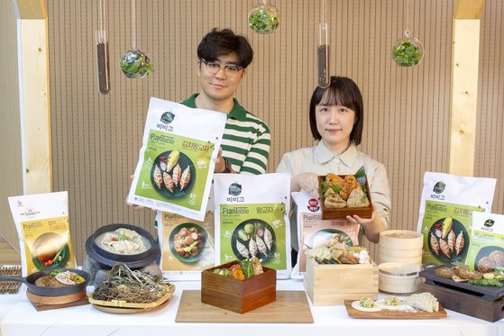 CJ제일제당은 식물성 식품 브랜드 '플랜테이블'을 론칭하고 식물성 만두 등을 출시했다. [사진 CJ제일제당]